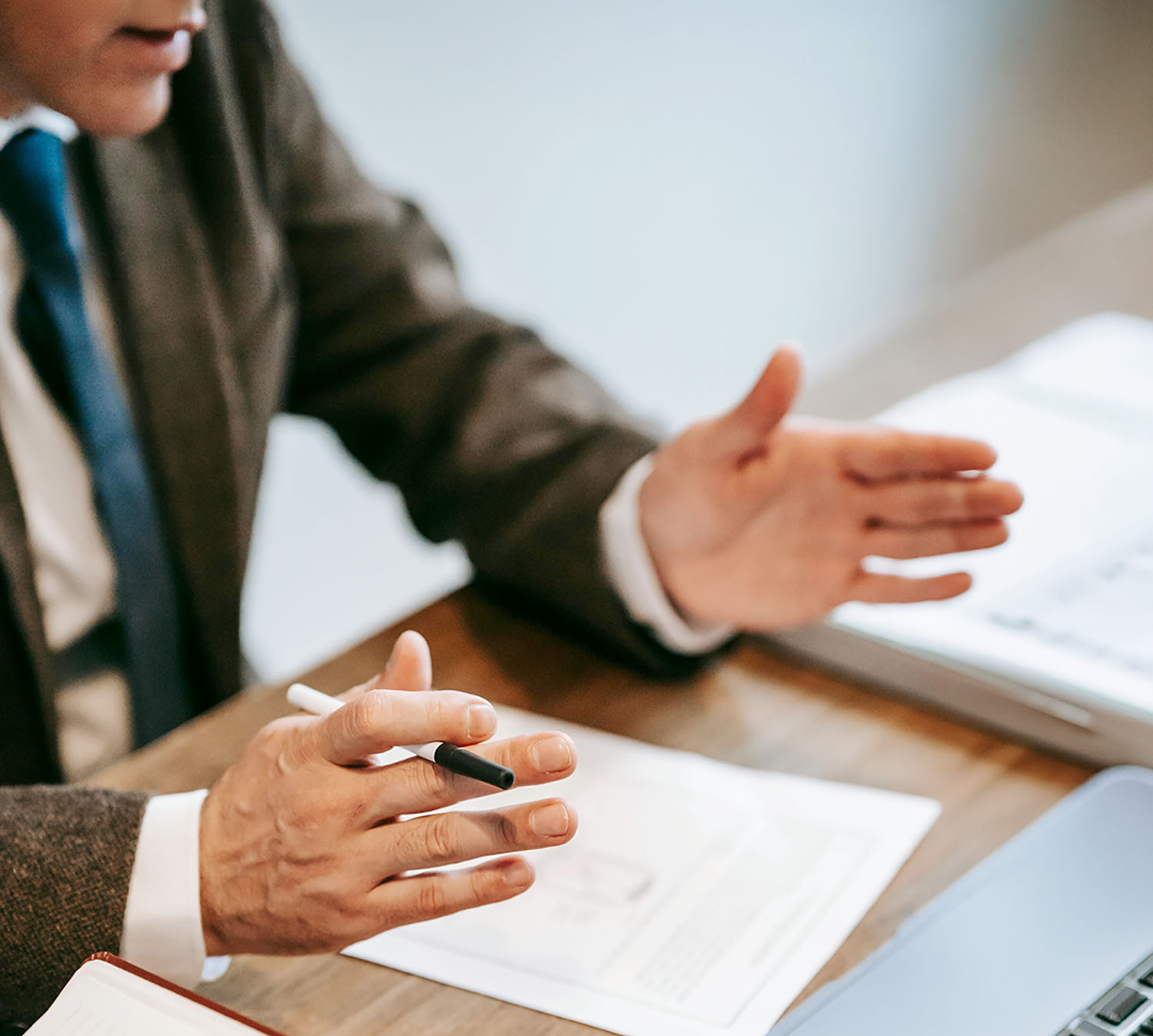 Team Faro Consulting al lavoro su dati e strategie aziendali